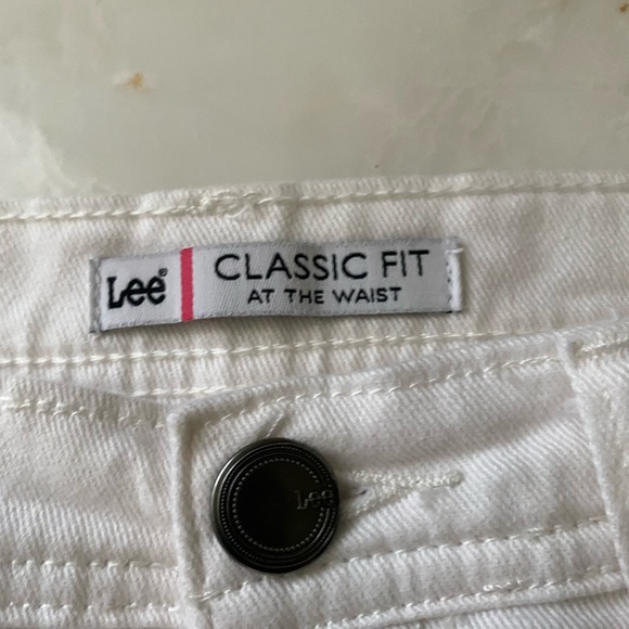3/$30 EUC Lee classic white jeans - Picture 6 of 8